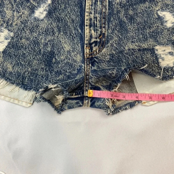 Levi’s 505 Women’s 31 Non Stretch Distressed Regular Fit Cut Off Denim Short - Picture 11 of 11